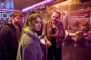 Von links: Lenny Lindegger (Simon Morzé) fühlt sich unwohl dabei, als er Dana (Georgiana-Alina Nicolae) im Bordell von Victor Popescu (Andrei Viorel Tacu) abliefert. Von links: Lenny Lindegger (Simon Morzé) fühlt sich unwohl dabei, als er Dana (Georgiana-Alina Nicolae) im Bordell von Victor Popescu (Andrei Viorel Tacu) abliefert.