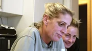 Mel und Partnerin Nana telefonieren mit Taddel, die gerade in Miami urlaubt.