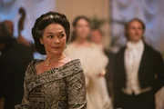 Herzogin Ludovika (Julia Stemberger, vorne) erinnert ihre Tochter Sisi Sisi (Dominique Devenport) an die gebührende Verneigung gegenüber Erzherzogin Sophie (Désirée Nosbusch) und Kaiser Franz (Jannik Schümann) bei dessen Geburtstagsball. Herzogin Ludovika (Julia Stemberger, vorne) erinnert ihre Tochter Sisi Sisi (Dominique Devenport) an die gebührende Verneigung gegenüber Erzherzogin Sophie (Désirée Nosbusch) und Kaiser Franz (Jannik Schümann) bei dessen Geburtstagsball.