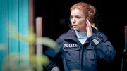 Verkehrte Welt? Jule Christiansen (Marleen Lohse) in Polizeiuniform. Verkehrte Welt? Jule Christiansen (Marleen Lohse) in Polizeiuniform.