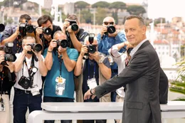 In seiner fast 50-j&auml;hrigen Karriere baute Tom Hanks eine einzigartige Beziehung zu seinem Publikum auf: F&uuml;r viele US-Amerikanerinnen und Amerikaner wurde er als Verk&ouml;rperung des Durchschnittstypen zum Spiegel und Vorbild.