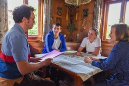 Sepp (Roland Silbernagl) informiert die Familie &uuml;ber seine Pl&auml;ne. Bei ihm sind seine Schwester Gertrude (Gerti Drassl, 2.v.r.), sein j&uuml;ngerer Bruder Jakob (Jakob Mader) und seine Mutter Johanna (Sabine Muhar).