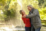 ARD STURM DER LIEBE FOLGE 1656, am Freitag (23.11.12) um 15:10 Uhr im ERSTEN. Marlene (Lucy Scherer, l.) und Michael (Erich Altenkopf, r.) genie&szlig;en den Tag und tanzen im Park.
