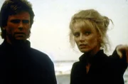 Sara (Kristina Wayborn, r.) hat sich entschlossen, MacGyver (Richard Dean Anderson, l.) zu unterstützen. Sara (Kristina Wayborn, r.) hat sich entschlossen, MacGyver (Richard Dean Anderson, l.) zu unterstützen.