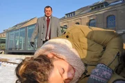 Durch Bernd Lindenberg (Joachim Nimtz, hinten) hat Nina (Maria Wedig, vorne) einen schweren Unfall erlitten ... Durch Bernd Lindenberg (Joachim Nimtz, hinten) hat Nina (Maria Wedig, vorne) einen schweren Unfall erlitten ...