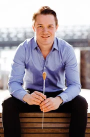 Ingmar Beck dirigiert die Philharmonie S&uuml;dwestfalen.