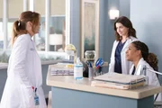 (v.l.n.r.) Dr. Meredith Grey (Ellen Pompeo); Dr. Amelia Shepherd (Caterina Scorsone); Dr. Maggie Pierce (Kelly McCreary) (v.l.n.r.) Dr. Meredith Grey (Ellen Pompeo); Dr. Amelia Shepherd (Caterina Scorsone); Dr. Maggie Pierce (Kelly McCreary)