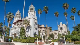 Hearst Castle, offiziell bekannt als La Cuesta Encantada (spanisch f&uuml;r &bdquo;Der verzauberte H&uuml;gel&ldquo;), ist ein historisches Anwesen in San Simeon an der kalifornischen Zentralk&uuml;ste.