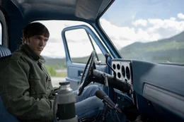 Bob Mathews (Nicholas Hoult)