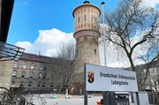 Die Gräfenauschule in Ludwigshafen hat bundesweit für Aufsehen gesorgt, weil etwa ein Drittel der Erstklässler die Klasse wiederholen mussten. Das ARD-Team hat die Schule ein Schuljahr lang begleitet. Die Gräfenauschule in Ludwigshafen hat bundesweit für Aufsehen gesorgt, weil etwa ein Drittel der Erstklässler die Klasse wiederholen mussten. Das ARD-Team hat die Schule ein Schuljahr lang begleitet.