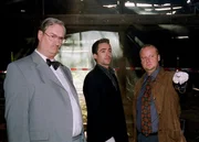 "Kommissar Rex", "Hexen und andere Frauen." Marc und Rex werden zu einer leerstehenden Fabrik gerufen. Im Ofen wurde die halbverbrannte Leiche einer älteren Frau gefunden. Der Täter hat sich wenig Mühe gemacht, die Identifizierung der Unbekannten unmöglich zu machen. Außerdem findet Rex im Fabrikgebäude eine weiße Feder sowie eine tote Maus, die offensichtlich vom Mörder hinterlegt wurde. Vor einiger Zeit hat der Täter vermutlich schon einmal zugeschlagen. Auch damals wurden ungewöhnliche Dinge hinterlassen. Rote Schuhe und ein Fläschchen Zimtlikör. Ist vielleicht der Antiquariar Buchner, der Täter? Oder dessen Lehrling, Michael Prager, der beim Psychiater Dr. Scheibner wegen seines Mutterkomplexes in Behandlung ist? Erst nach einem weiteren Leichenfund wird Marc und Niki klar, nach welchem System der Mörder handelt. Im Bild (v.li.): Gerhard Zemann (Dr. Leo Graf), Alexander Pschill (Marc Hoffmann), Martin Weinek (Fritz Kunz). "Kommissar Rex", "Hexen und andere Frauen." Marc und Rex werden zu einer leerstehenden Fabrik gerufen. Im Ofen wurde die halbverbrannte Leiche einer älteren Frau gefunden. Der Täter hat sich wenig Mühe gemacht, die Identifizierung der Unbekannten unmöglich zu machen. Außerdem findet Rex im Fabrikgebäude eine weiße Feder sowie eine tote Maus, die offensichtlich vom Mörder hinterlegt wurde. Vor einiger Zeit hat der Täter vermutlich schon einmal zugeschlagen. Auch damals wurden ungewöhnliche Dinge hinterlassen. Rote Schuhe und ein Fläschchen Zimtlikör. Ist vielleicht der Antiquariar Buchner, der Täter? Oder dessen Lehrling, Michael Prager, der beim Psychiater Dr. Scheibner wegen seines Mutterkomplexes in Behandlung ist? Erst nach einem weiteren Leichenfund wird Marc und Niki klar, nach welchem System der Mörder handelt. Im Bild (v.li.): Gerhard Zemann (Dr. Leo Graf), Alexander Pschill (Marc Hoffmann), Martin Weinek (Fritz Kunz).