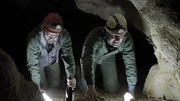 Gerald Fleischhacker und Gery Seidl in einer H&ouml;hle (Am Ringerberg, Prinzendorf an der Zaya, N&Ouml;).