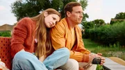 Nice (Patrick Kalupa) ist f&uuml;r Charlie (Josefine Preu&szlig;) die Schulter zum anlehnen, die sie gerade braucht.