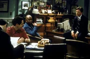 Mike (Michael J. Fox, r.) sitzt mit seinen Kollegen James (Alexander Gaberman, l.) und Carter (Michael Boatman, M.) in der Klemme ...