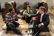 ARD STURM DER LIEBE FOLGE 1660, Kira (Mareike Lindenmeyer, M.) ist heilfroh, dass Martin (David Paryla, r.) ihrem alten Freund Jamal (Simon Pearce, l.) Kirchenasyl gewährt. ARD STURM DER LIEBE FOLGE 1660, Kira (Mareike Lindenmeyer, M.) ist heilfroh, dass Martin (David Paryla, r.) ihrem alten Freund Jamal (Simon Pearce, l.) Kirchenasyl gewährt.