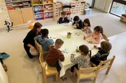 Seit der ersten PISA-Studie vor 25 Jahren fordern Expert:innen, dass die frühkindliche Förderung ausgebaut werden muss. Doch Kitas haben mit immer weniger Ressourcen und Personal zu kämpfen. Seit der ersten PISA-Studie vor 25 Jahren fordern Expert:innen, dass die frühkindliche Förderung ausgebaut werden muss. Doch Kitas haben mit immer weniger Ressourcen und Personal zu kämpfen.