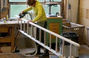 Von Chefin Ingrid Ertl bekommt die Obstleiter den letzten Schliff. Sie führt den Handwerksbetrieb in siebter Generation. Von Chefin Ingrid Ertl bekommt die Obstleiter den letzten Schliff. Sie führt den Handwerksbetrieb in siebter Generation.