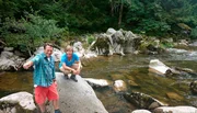 Annette Krause-Schmidt mit Mirco Weber von Adventure World bei einer Flussbett Wanderung durch die Murg. Annette Krause-Schmidt mit Mirco Weber von Adventure World bei einer Flussbett Wanderung durch die Murg.