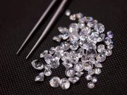 Diamanten sind die Luxusgüter schlechthin. Doch die Konzerne hinter den glitzernden Steinen haben immer wieder mit Vorwürfen zu kämpfen: Können sie wirklich garantieren, dass keine "Blutdiamanten" in den Handel kommen? Diamanten sind die Luxusgüter schlechthin. Doch die Konzerne hinter den glitzernden Steinen haben immer wieder mit Vorwürfen zu kämpfen: Können sie wirklich garantieren, dass keine "Blutdiamanten" in den Handel kommen?