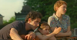 Cl&eacute;ment (Melvil Poupaud), Sandra (L&eacute;a Seydoux) und Tochter Linn (Camille Leban-Martins) schauen zusammen auf Paris.