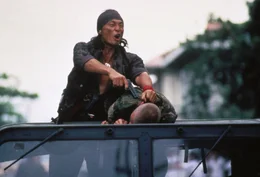 Der Anf&uuml;hrer der Rebellen Vinh Moc (Cary-Hiroyuki Tagawa) hat Brophy (Channon Roe) in seiner Gewalt.
