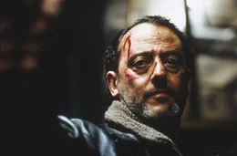 Der wortkarge, ruppige Kommissar Pierre Ni&egrave;mans (Jeno Reno) will einen brutalen Ritualmord aufkl&auml;ren ...