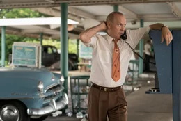 Als Vertreter f&uuml;r Mixer ist Ray Kroc (Michael Keaton), trotz enormen Einsatzes, nur m&auml;&szlig;ig erfolgreich.