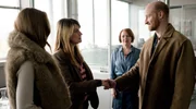 Lars Reichardt (Lukas Turtur, re.) wird von Regula (Susi Banzhaf, 2. v. re.) hereingeführt, um Nastasia Stern-Borget (Veronika Kudlickova, li.) in der Kanzlei von Dominique (Ina Paule Klink, 2. v. li.) abzuholen. Lars Reichardt (Lukas Turtur, re.) wird von Regula (Susi Banzhaf, 2. v. re.) hereingeführt, um Nastasia Stern-Borget (Veronika Kudlickova, li.) in der Kanzlei von Dominique (Ina Paule Klink, 2. v. li.) abzuholen.