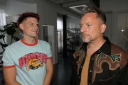 Moritz (Lennart Borchert, l.) will Michael "Michi" (Lars Pape) zu einem Fotoshooting überreden. Moritz (Lennart Borchert, l.) will Michael "Michi" (Lars Pape) zu einem Fotoshooting überreden.
