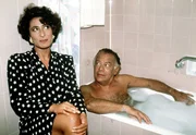 Dr. Kiefer (Klausjürgen Wussow) hat ein Auge auf die nette Karin (Rita Werner) geworfen. Dr. Kiefer (Klausjürgen Wussow) hat ein Auge auf die nette Karin (Rita Werner) geworfen.