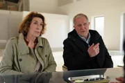 Moritz Eisner (Harald Krassnitzer) und seine Kollegin Bibi Fellner (Adele Neuhauser) sprechen mit Gernot Schlager.