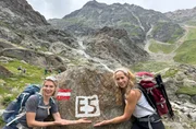 Tamina Kallert (rechts) wird auf ihrer Alpen&uuml;berquerung &uuml;ber den Fernwanderweg E5 von Toni Schlosser begleitet, die durch die &bdquo;Bergfreundinnen&ldquo; beim BR bekannt ist.