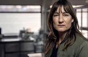Frederike Bader (Marie Leuenberger) untersucht auch die Küche des für den Winter stillgelegten Ausflugsschiffs „Queen Danubia“ Frederike Bader (Marie Leuenberger) untersucht auch die Küche des für den Winter stillgelegten Ausflugsschiffs „Queen Danubia“