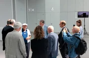 Betonspritzer Martin Haase (mit Kappe) erzählt am Eröffnungstag vom Bau Betonspritzer Martin Haase (mit Kappe) erzählt am Eröffnungstag vom Bau