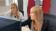 Konstrukteurin Melanie zeigt Lena, wie sie eine Anlage plant. Konstrukteurin Melanie zeigt Lena, wie sie eine Anlage plant.