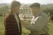 Thornton (Dana Elcar, r.) erklärt MacGyver (Richard Dean Anderson, l.), dass er seinem Freund zur Flucht verhelfen will. Thornton (Dana Elcar, r.) erklärt MacGyver (Richard Dean Anderson, l.), dass er seinem Freund zur Flucht verhelfen will.