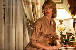 Ethel Kroc (Laura Dern) ahnt zun&auml;chst nichts von den gro&szlig;en Pl&auml;nen ihres Mannes, f&uuml;r die er sogar eine Hypothek auf das gemeinsame Haus aufnimmt.