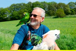 Wolfgang Busse auf einem Ausflug mit seinen Papageien Coco und Kolumbus.
