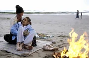 Julia Hammond (Julia Bremermann, l.) und ihre Tochter Pandora (Julia Krombach, r.) verbringen ihre Sommerferien am Meer, wo das Mädchen sich von einem schweren Asthma-Anfall erholen soll. Noch ahnen die beiden nichts von den dramatischen Ereignissen, die beiden bevorstehen. Julia Hammond (Julia Bremermann, l.) und ihre Tochter Pandora (Julia Krombach, r.) verbringen ihre Sommerferien am Meer, wo das Mädchen sich von einem schweren Asthma-Anfall erholen soll. Noch ahnen die beiden nichts von den dramatischen Ereignissen, die beiden bevorstehen.