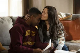 Von seiner Mutter Judy (Jennifer Lopez, r.) erh&auml;lt Anthony (Jharrel Jerome, l.) in jeder Situation R&uuml;ckendeckung und volle Unterst&uuml;tzung.
