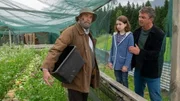 Martin Gruber (Hans Sigl, r.) drängt Anton Grainer (Peter Kremer, r.) dazu, Emmi Neumann (Lotta Herzog, M.) und ihre kranke Mutter zu unterstützen. Martin Gruber (Hans Sigl, r.) drängt Anton Grainer (Peter Kremer, r.) dazu, Emmi Neumann (Lotta Herzog, M.) und ihre kranke Mutter zu unterstützen.