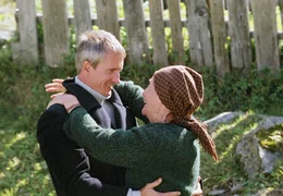 Maria (Gertrud Roll) ist &uuml;bergl&uuml;cklich, ihren Sohn Benedikt (Markus B&ouml;ker) wiederzusehen.