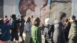 Menschenmenge vor dem Bruderkuss an der East Side Gallery in Berlin.