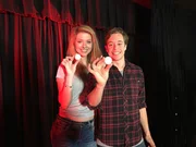 Alana zeigt Tobi Tricks, bei denen es vor allem auf flinke Finger ankommt. Alana zeigt Tobi Tricks, bei denen es vor allem auf flinke Finger ankommt.
