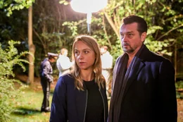 Jeder kennt hier jeden: Kommissar Sascha Bergmann (Hary Prinz) und seine Kollegin Anni Sulmtaler (Anna Unterberger) ermitteln im beschaulichen Murbruck.