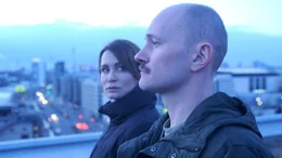 Modedesignerin Lisa (Anja Kling) wird bedroht. Ihr Prokurist Stefan (Moritz Gore) hilft ihr.