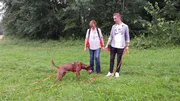 "pur+"-Moderator Eric Mayer trainiert mit seinem Hund Caramelo den Ernstfall: Die Begegnung mit einem Wildschwein! Bevor es aber soweit ist, zeigt Hundetrainerin Conny Harms Eric wie ein Schleppleinen-Training funktioniert. "pur+"-Moderator Eric Mayer trainiert mit seinem Hund Caramelo den Ernstfall: Die Begegnung mit einem Wildschwein! Bevor es aber soweit ist, zeigt Hundetrainerin Conny Harms Eric wie ein Schleppleinen-Training funktioniert.