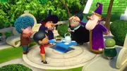 Sahnehäubchen (re.) ist ein kleines Wesen, das von Pinocchio (2.v.li.) und Luzio (li.) aus Versehen geschaffen wurde. Die Hexen (3. und 4.v.li.) beraten nun mit Zauberer Kiblik (2.v.re.), über ihr Schicksal. Sahnehäubchen (re.) ist ein kleines Wesen, das von Pinocchio (2.v.li.) und Luzio (li.) aus Versehen geschaffen wurde. Die Hexen (3. und 4.v.li.) beraten nun mit Zauberer Kiblik (2.v.re.), über ihr Schicksal.