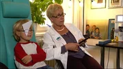 Feris bei der Augenärztin. Sie schaut nach, ob die neuen Brillen auch die richtige Stärke haben. Feris bei der Augenärztin. Sie schaut nach, ob die neuen Brillen auch die richtige Stärke haben.