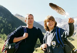 Benedikt (Markus B&ouml;ker, li.) findet in dem jungen Vinzenz (Constantin Berglehner) einen Freund.